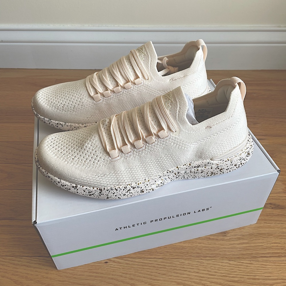 Women’s APL Techloom Breeze size 7 Sea Salt Metallic Speckle